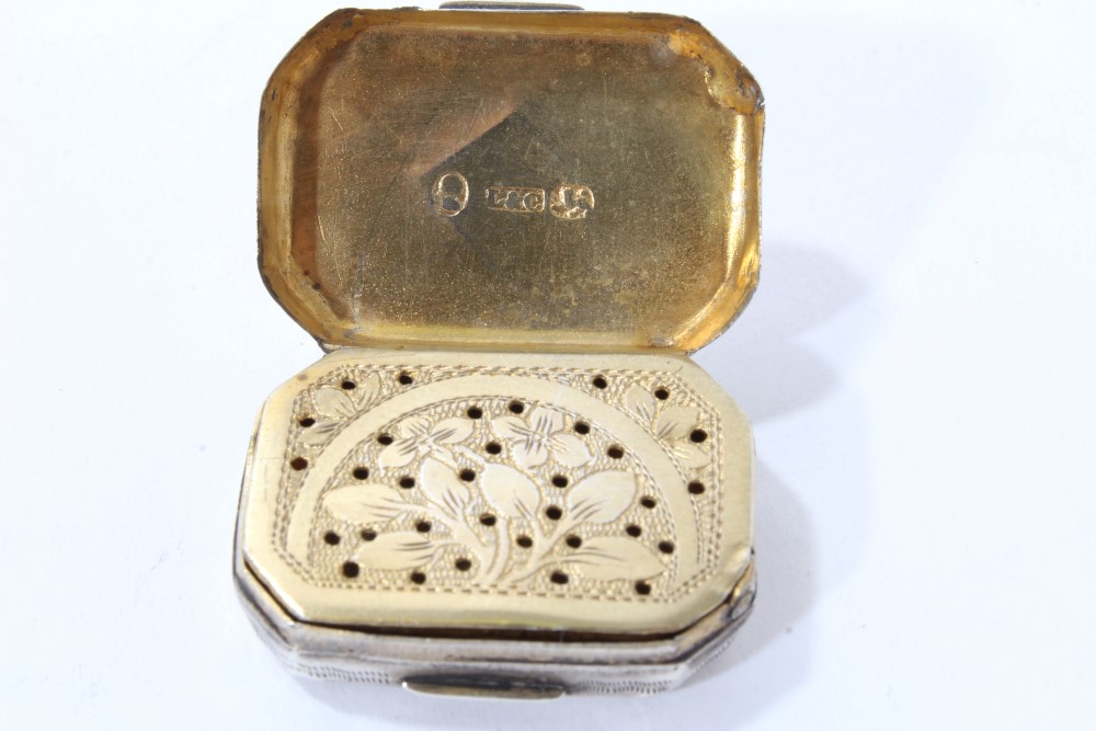 Collection of four George III / early Victorian vinaigrettes and silver pill box - Image 8 of 15