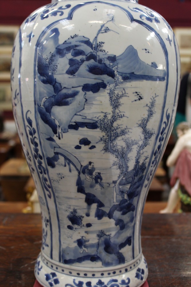 17th century Chinese Kangxi period blue and white vase - Image 6 of 9