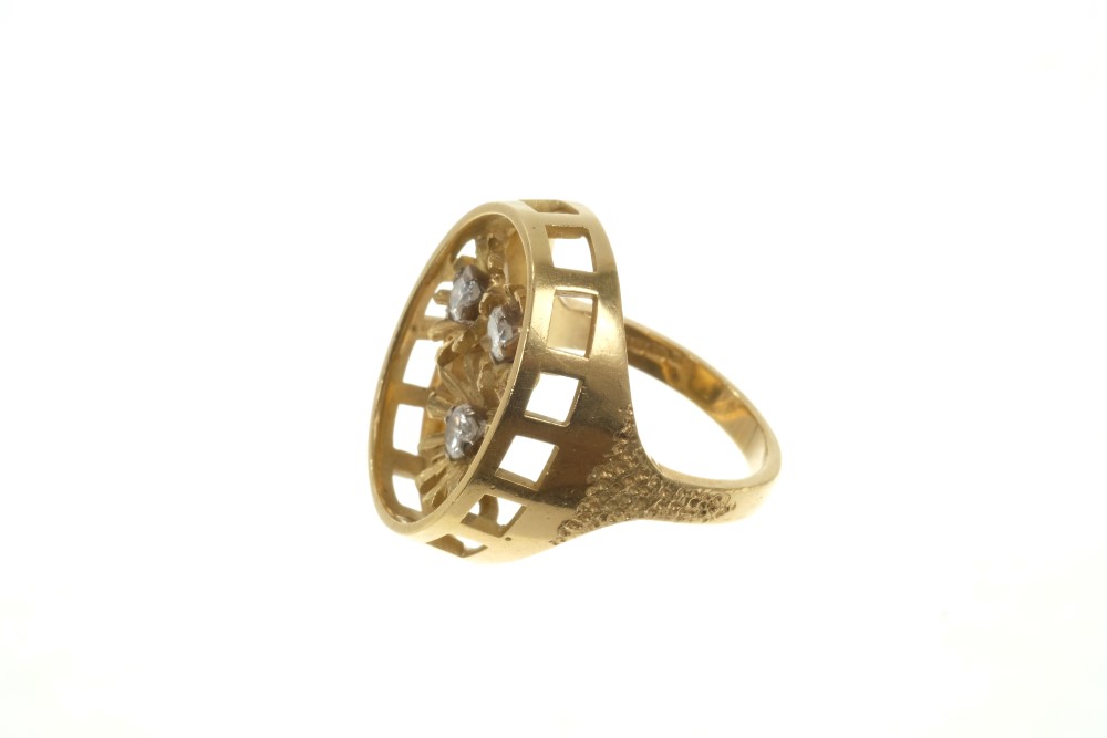 18ct gold oval openwork ring with three flowers, each set with a brilliant cut diamond - Image 2 of 2