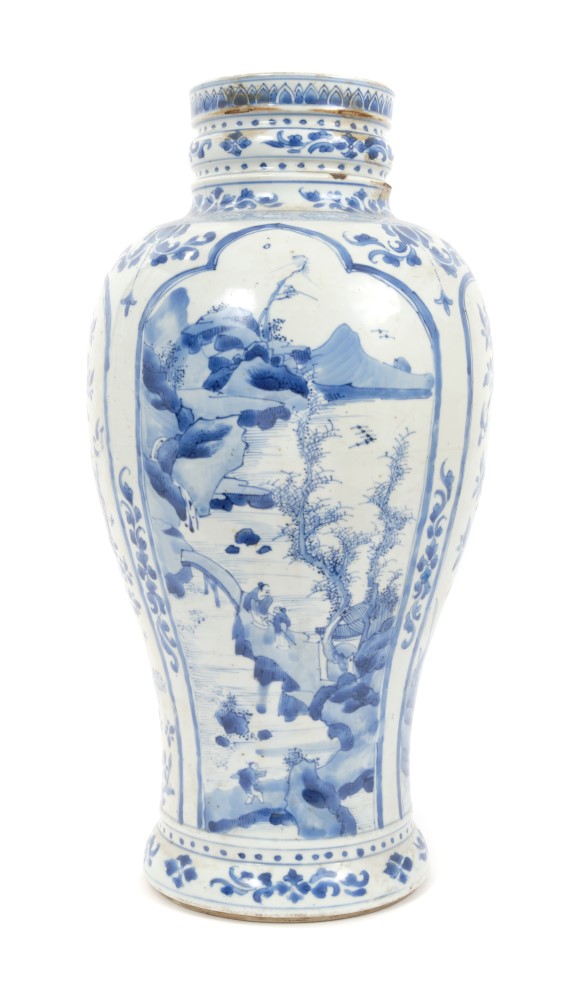 17th century Chinese Kangxi period blue and white vase