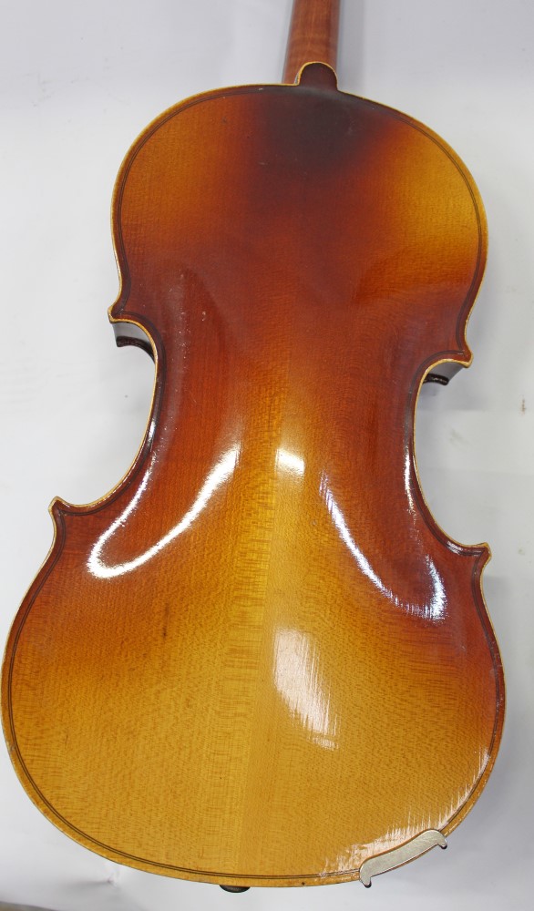A Czechoslovakian viola bearing label stating ‘Antonius Stradivarius Cremonensis Faciebat anno - Image 5 of 6