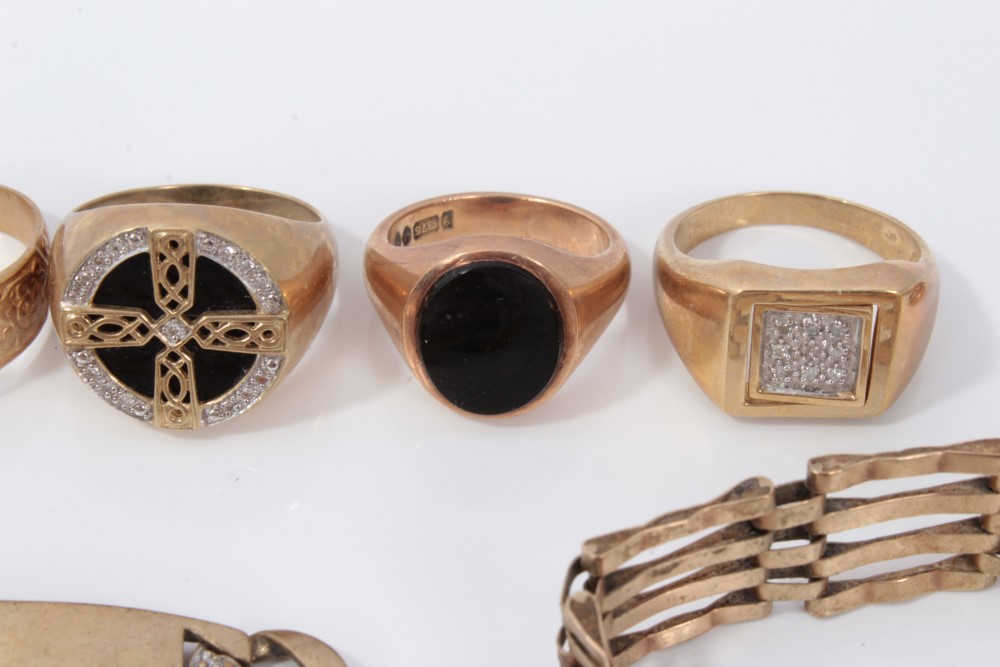 Collection of 9ct gold jewellery to include five signet rings, gate bracelet, identity bracelet, - Image 5 of 6