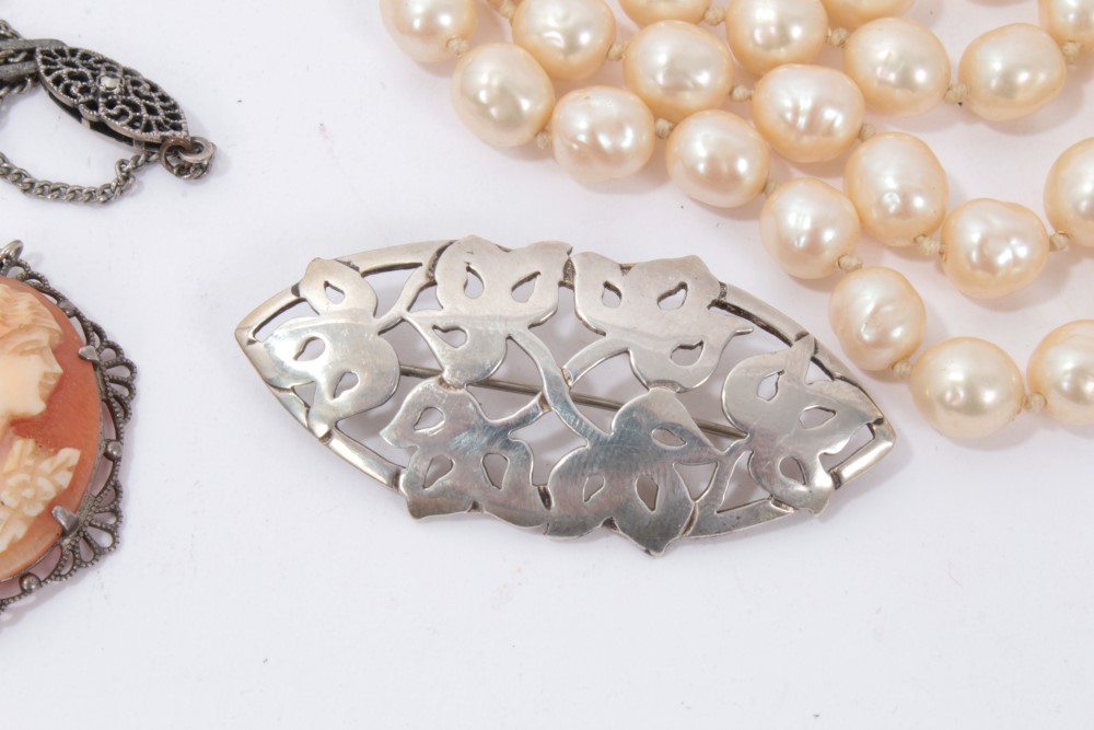 Costume jewellery, cultured pearl necklaces and cameos - Image 3 of 7