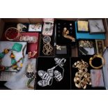 Quantity costume jewellery