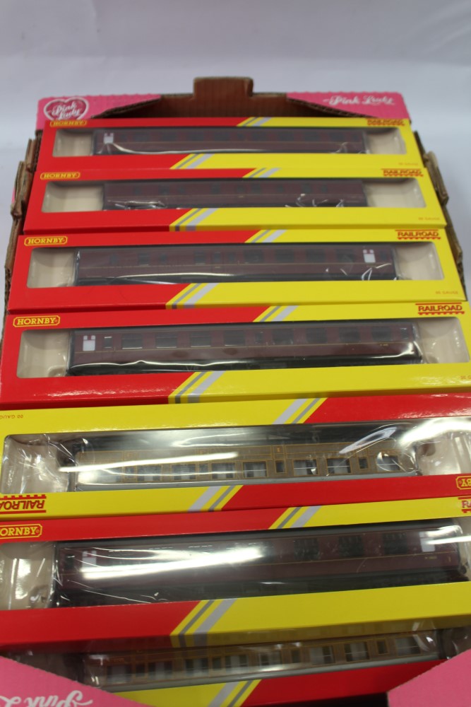 Railway - Hornby 00 gauge selection of boxed carriages, restaurant cars, composite coaches