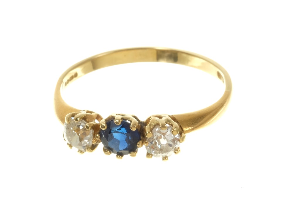 Gold (18ct) diamond and sapphire three stone ring - Image 3 of 3