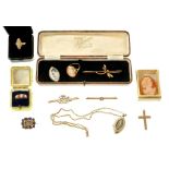 Group of 19th and later jewellery to include cameo brooch and rings, Edwardian bar brooches and