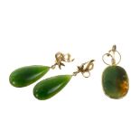 Pair of agate earrings and similar pendant