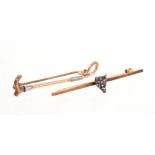 Victorian diamond set fox’s head bar brooch and an Edwardian gold riding crop brooch (2).