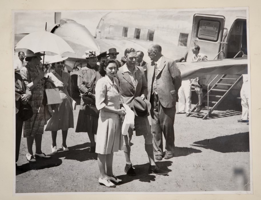 An important 1940/1950s autographed photograph album belonging to Mr Ernest Bennett - Image 13 of 14