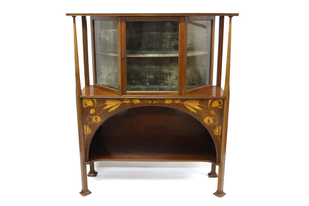 Fine quality Art Nouveau mahognay and marquetry display cabinet in the manner of Shapland & Petter