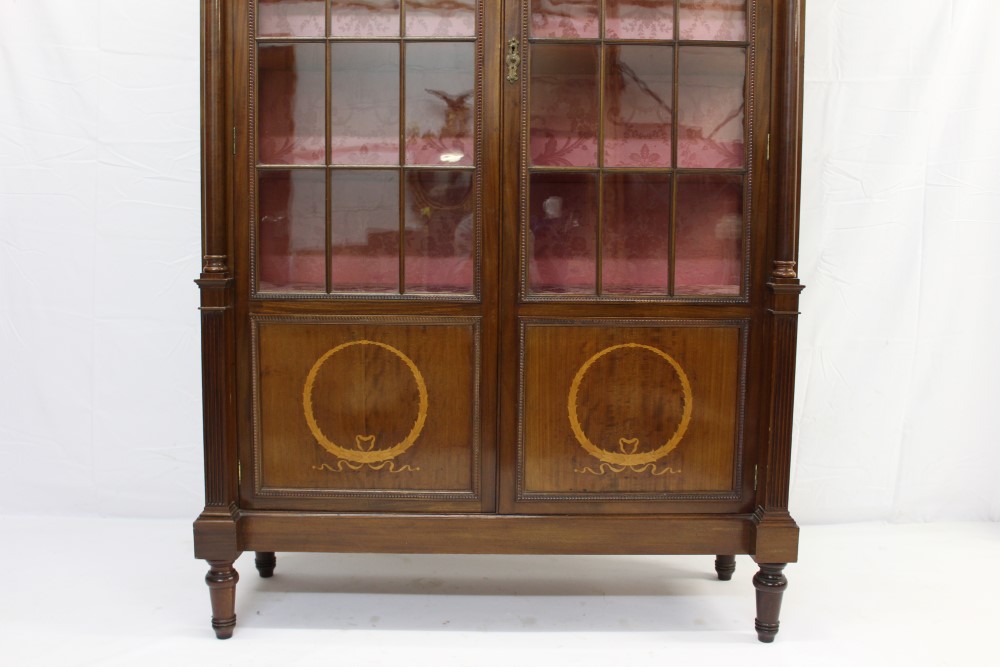 Good quality Edwardian inlaid mahogany china display cabinet with inlaid floral motifs - Image 3 of 3
