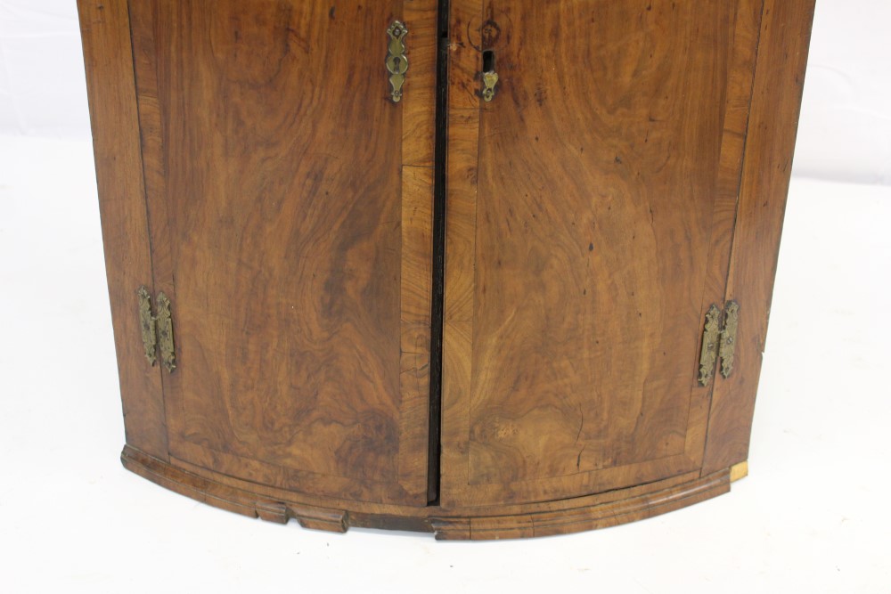 George I red walnut crossbanded hanging corner cabinet - Image 3 of 4
