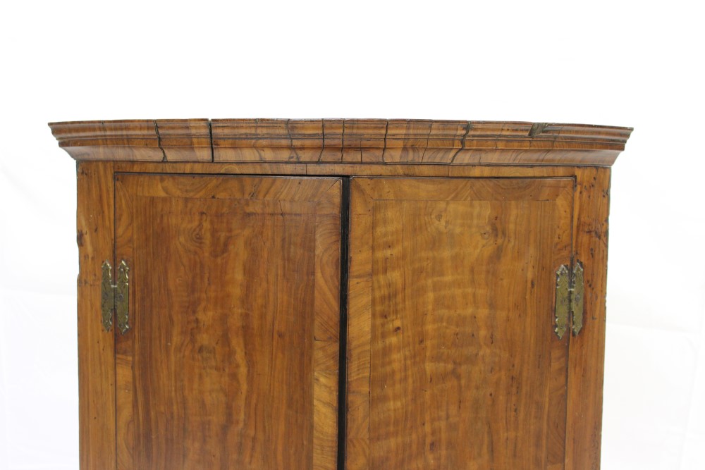 George I red walnut crossbanded hanging corner cabinet - Image 2 of 4