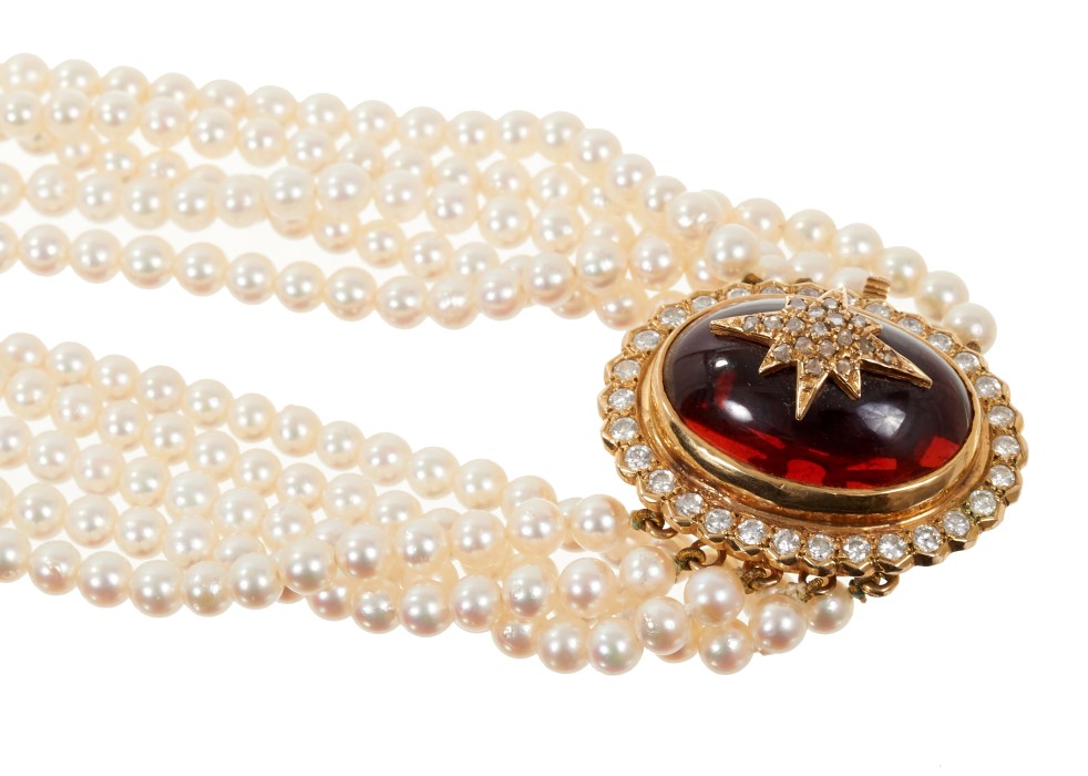 Cultured pearl five-strand choker necklace with cabochon garnet and diamond cluster clasp - Image 2 of 2