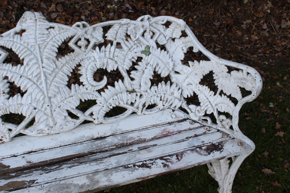 Victorian style cast iron garden bench - Image 4 of 5