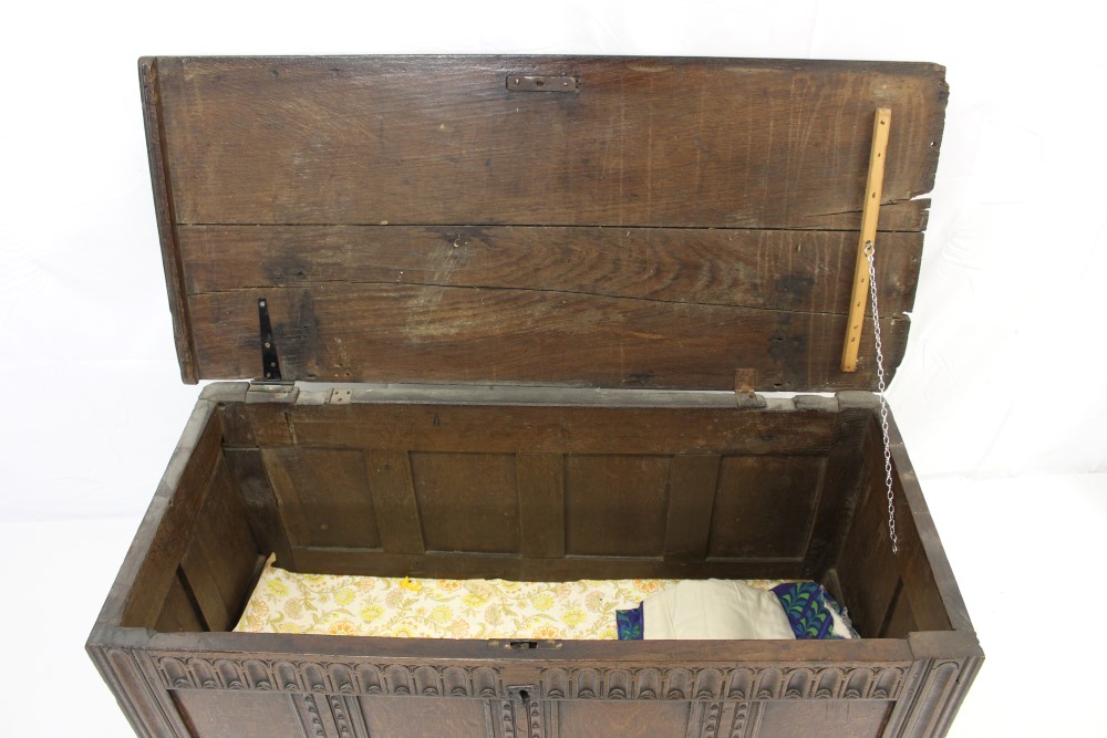 17th century oak coffer - Image 3 of 4