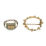 George III mourning ring and an Edwardian peridot and seed pearl wreath brooch (2)
