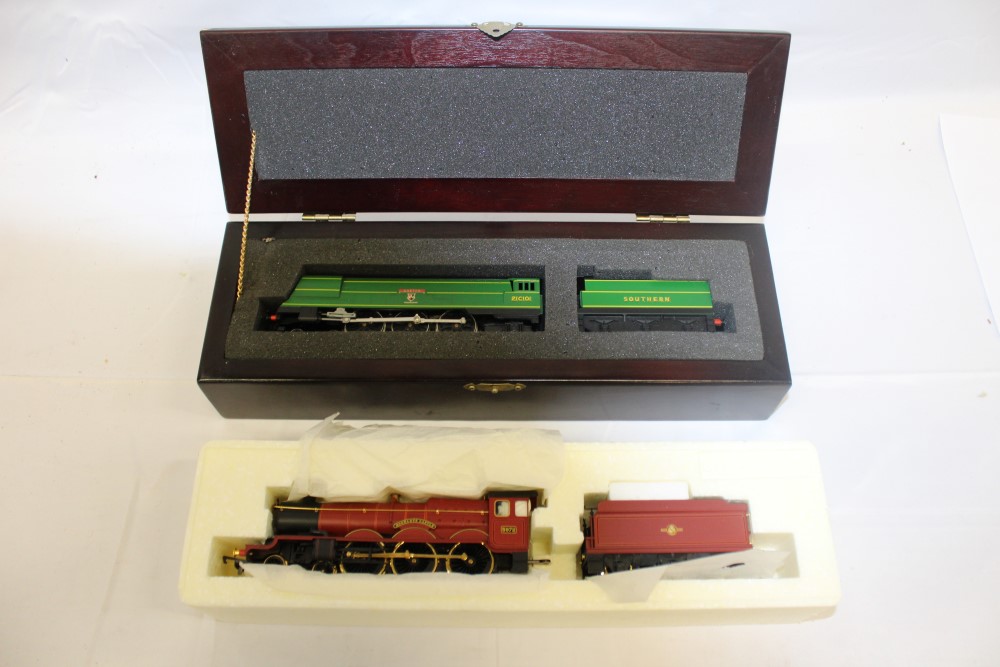 Railway Hornby Diesel Exeter Locomotive in presentation box, Hogwarts Castle 4-6-0 5972 both boxed