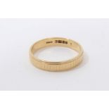 18ct gold wedding ring