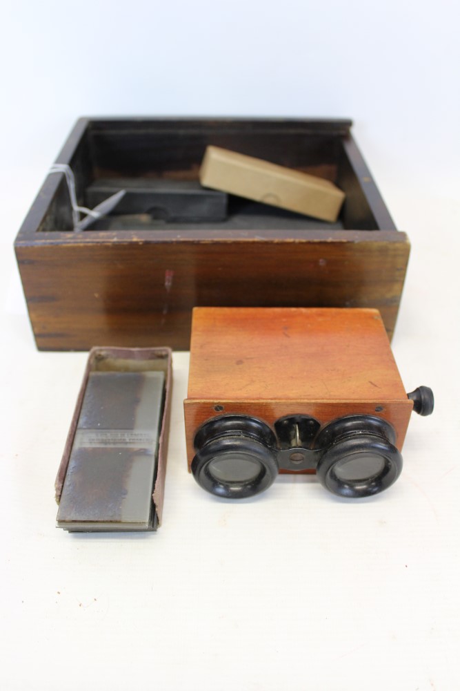 Stereoscopic viewer, with First World War Battle Scene slides