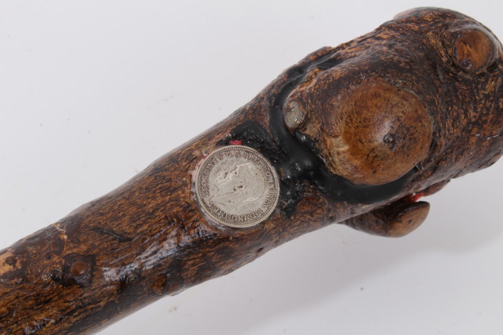 Unusual First World War period natural hazel walking stick inset with Edward VII and George V - Image 6 of 8