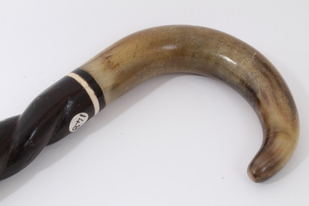 Late 19th century heavy walking stick with twisted ebonised shaft inset with ivory washer and horn - Image 3 of 5