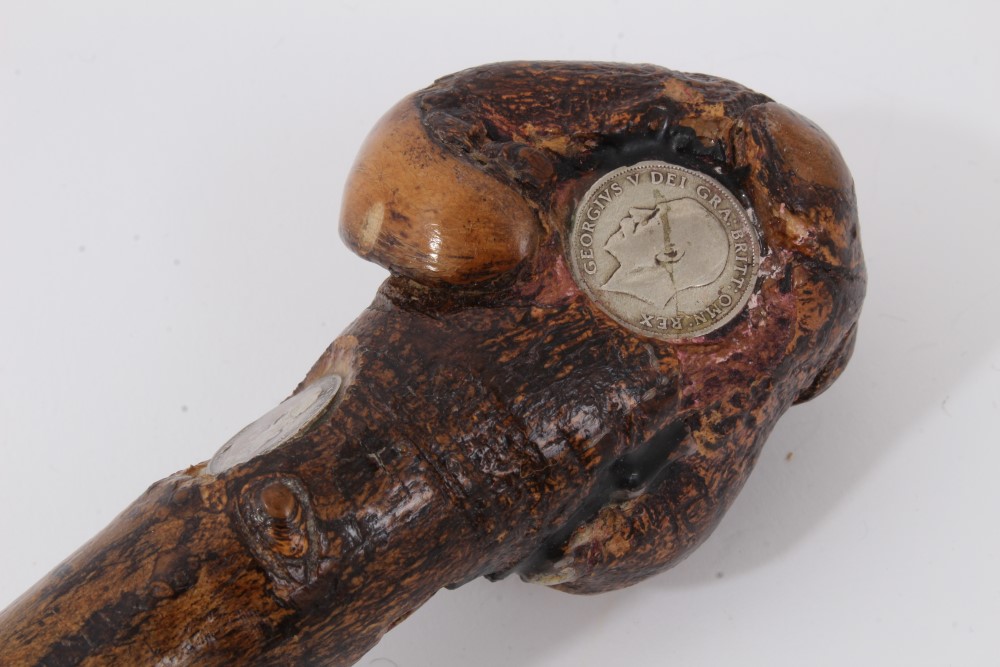 Unusual First World War period natural hazel walking stick inset with Edward VII and George V - Image 3 of 8