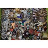 Collection vintage brooches and costume jewellery