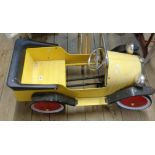 A Great Gizmos vintage style pedal car - one front wheel a/f