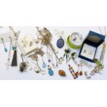 A quantity of mainly small white metal jewellery items