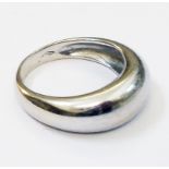 An Italian marked 750 white metal ring