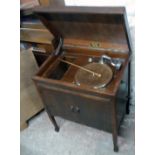 An early 20th Century Mayfair De Luxe wind-up gramophone in freestanding polished oak cabinet with