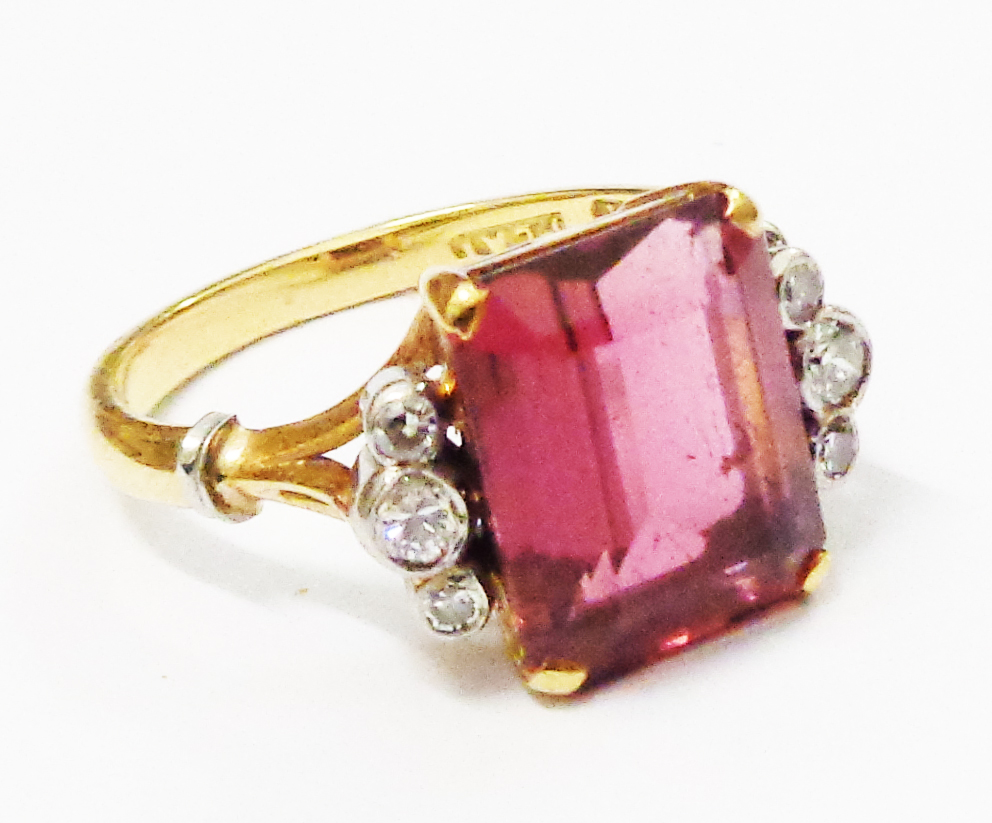 A marked 18ct. and PLAT ring, set with central square cut tourmaline and six flanking collar set