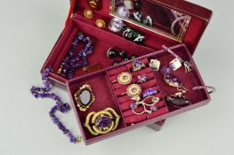 A SMALL JEWELLERY BOX OF JEWELLERY to include loose spherical banded agate beads, a polished