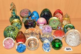 VARIOUS GLASS PAPERWEIGHTS to include Whitefriars (scratched), Millrace Glass, Avondale Glass,