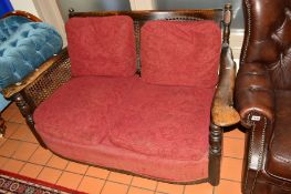 AN EARLY 20TH CENTURY OAK BERGERE TWO SEATER SETTEE, approximate width 137cm (s.d)