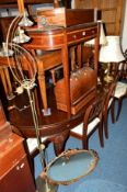 AN OAK CASED SINGER SEWING MACHINE, together with a reproduction mahogany hall table with a single