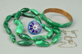 FOUR ITEMS OF JEWELLERY to include a malachite piece bangle, inner diameter 66mm, a long malachite