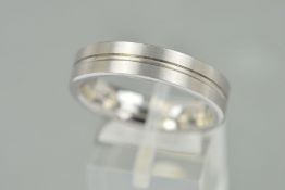 AN 18CT WHITE GOLD SATIN FINISH WEDDING BAND, flat section with central line detail, measuring