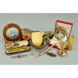 A SELECTION OF MAINLY LATE 19TH TO EARLY 20TH CENTURY JEWELLERY AND NOVELTIES to include a horn