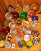 A QUANTITY OF VARIOUS GLASS AND OTHER PAPERWEIGHTS, to include floral inclusions, etc (32)