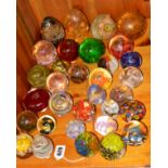 A QUANTITY OF VARIOUS GLASS AND OTHER PAPERWEIGHTS, to include floral inclusions, etc (32)