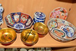 VARIOUS ORIENTAL ITEMS to include a footed bowl with interior decoration of Cranes, fish, flowers