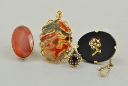 FOUR ITEMS OF GEM JEWELLERY to include an oval onyx brooch set with split pearls to the central