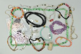 A SELECTION OF MAINLY GEM JEWELLERY to include a silver chain necklace, bracelet and ingot