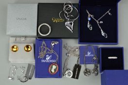 A SELECTION OF DESIGNER JEWELLERY, to include a necklace, two necklace pendants, a ring, three