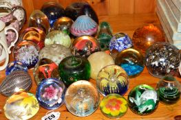 A QUANTITY OF GLASS AND OTHER PAPERWEIGHTS, to include floral inclusions, mushroom shaped, bubble