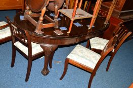 AN EARLY 20TH CENTURY MAHOGANY WIND OUT DINING TABLE on ball and claw feet with one additional leaf,