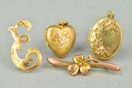FOUR ITEMS OF JEWELLERY to include a scrolling initial E brooch, stamped 750, length 23mm, weight
